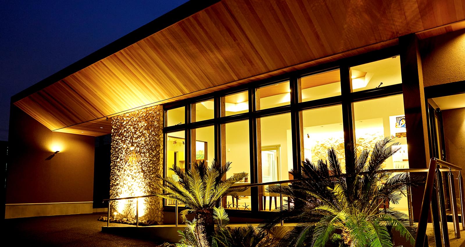 きれいな歯と歯並びで Leaな人生を leaとはハワイ語で「喜び・楽しみ・幸せ」を意味します