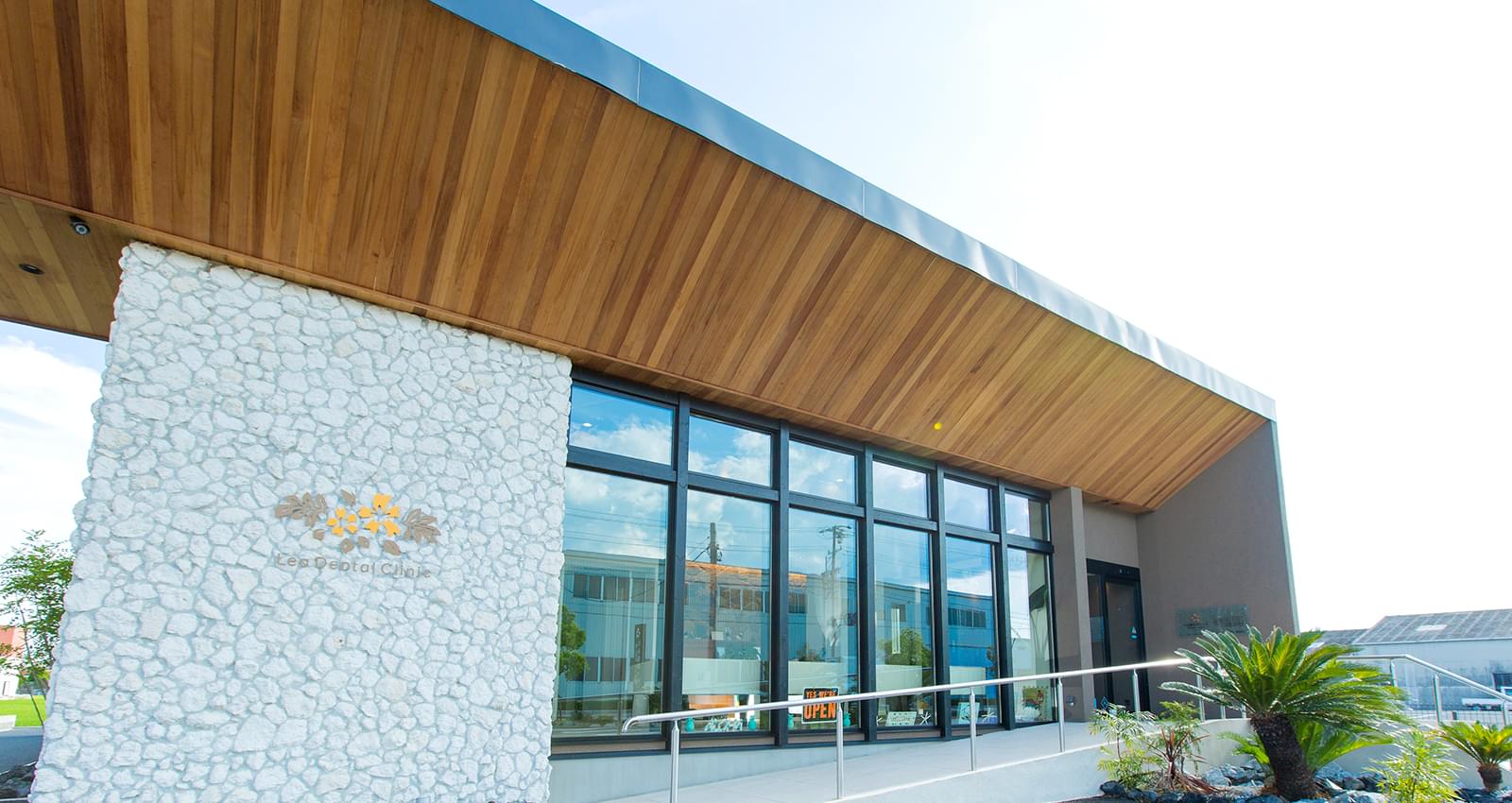 きれいな歯と歯並びで Leaな人生を leaとはハワイ語で「喜び・楽しみ・幸せ」を意味します